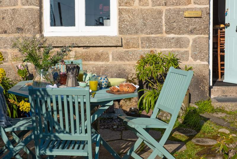 Trepen has a shared front courtyard (with the cottage next door) which is very typical of lots of cottages in Mousehole. 