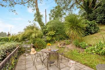 The patio is behind the cottage and has a pretty grassy area too.