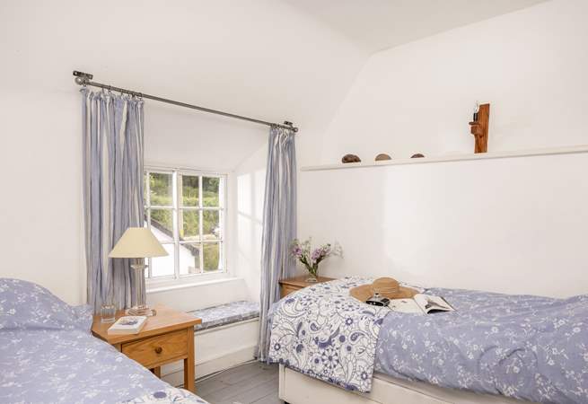 This little twin bedroom has a lovely snug feeling to it. 