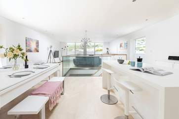 Reverse level living at its best in this sleek holiday home.