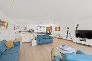 This fabulous ultra modern abode is beautifully furnished.