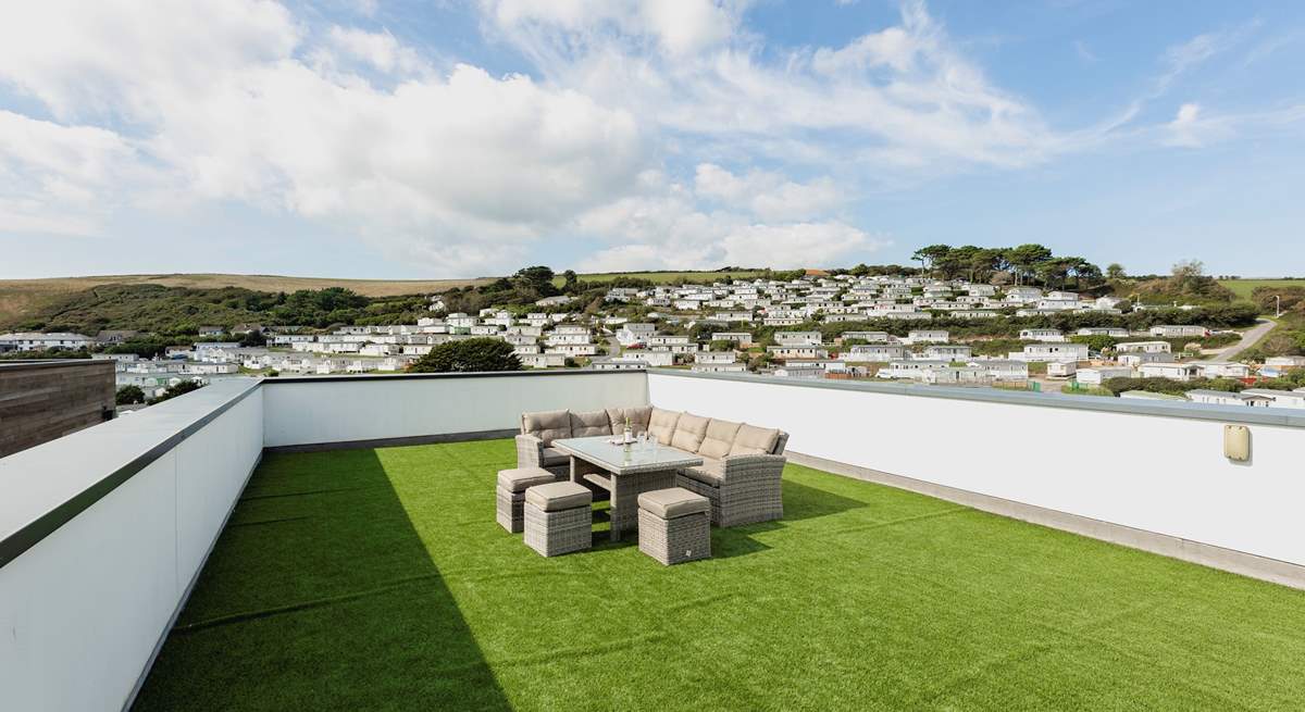 As you can see, there is plenty of space on the rooftop terrace for all to enjoy this great spot.