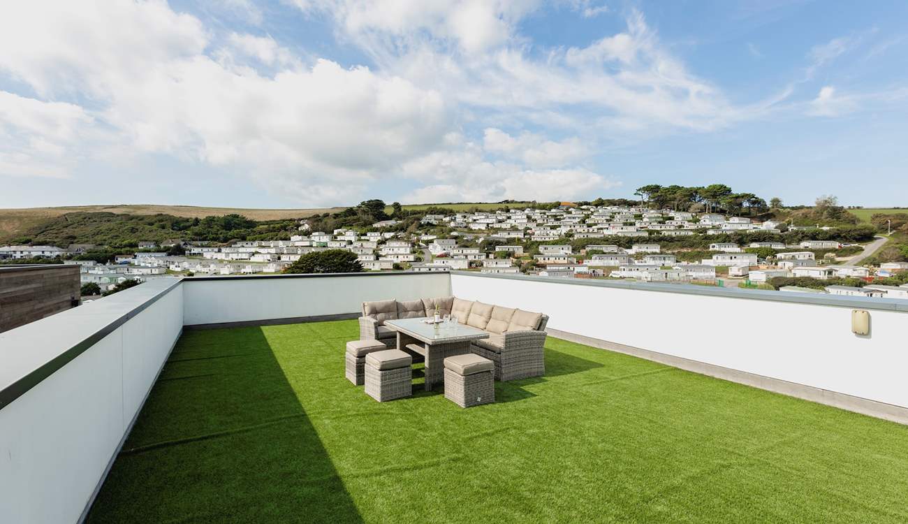As you can see, there is plenty of space on the rooftop terrace for all to enjoy this great spot.