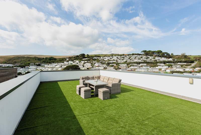 As you can see, there is plenty of space on the rooftop terrace for all to enjoy this great spot.