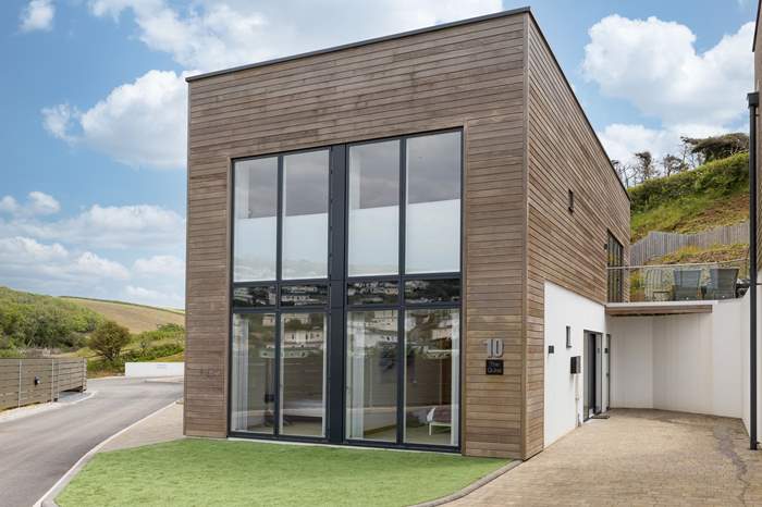 The Qube is a 4 bedroom, dog friendly cottage near the beach in Bigbury-on-Sea, South Devon.
