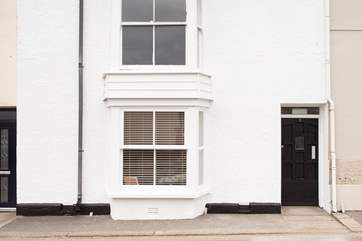 Located in a superbly convenient position, this wonderful apartment is paces from the bustling town of St Just with its eclectic pubs, restaurants, cafes, galleries and shops.