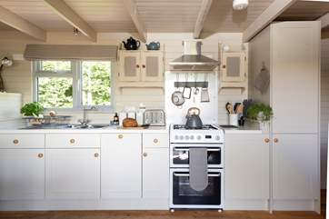 The spectacular kitchen. Ample space to prepare tasty meals.