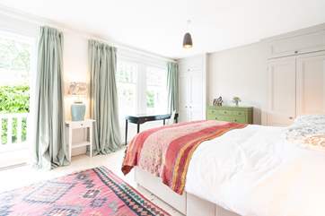 Wake up on holiday with the light breeze from the balcony doors whilst the sun shines in.