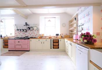 Pretty in pink, what a fabulous kitchen.