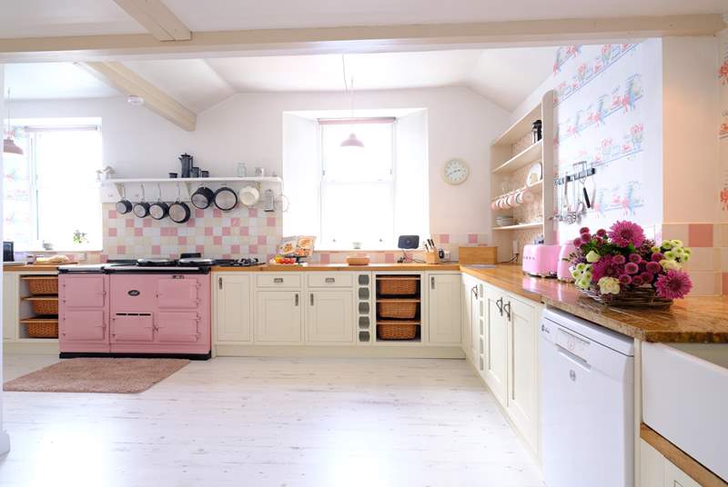 Pretty in pink, what a fabulous kitchen.
