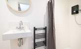 The main bedroom's en suite shower-room. - Thumbnail Image