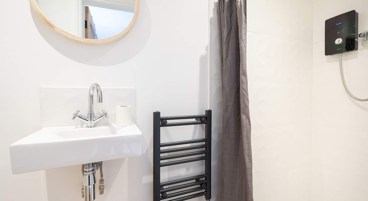 The main bedroom's en suite shower-room.