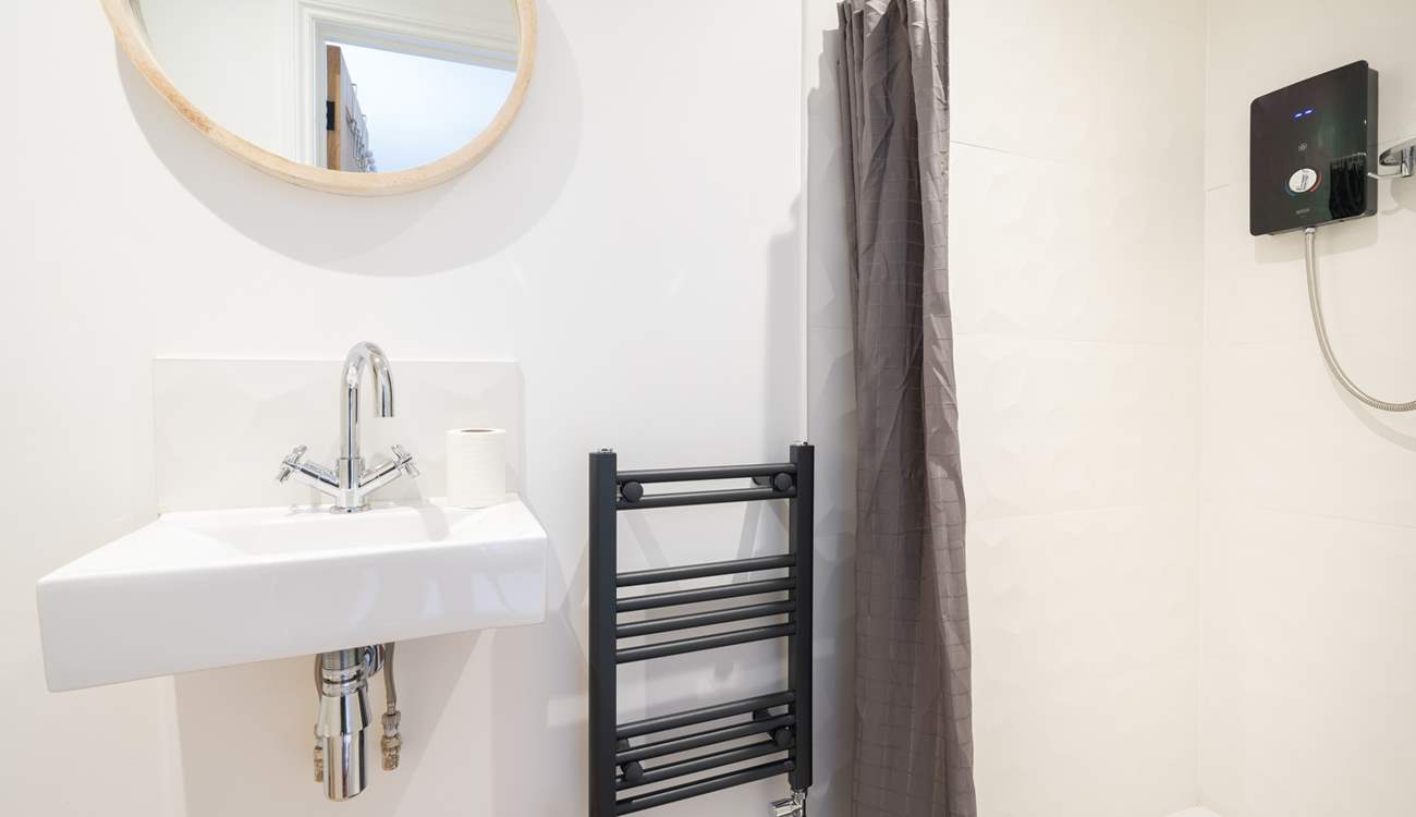 The main bedroom's en suite shower-room.