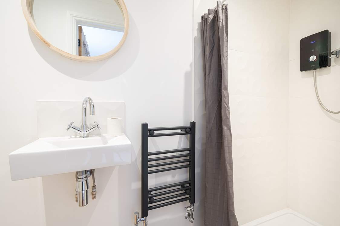 The main bedroom's en suite shower-room.