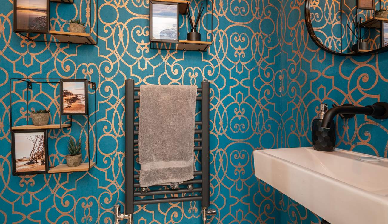 The chic cloakroom on the ground floor. 