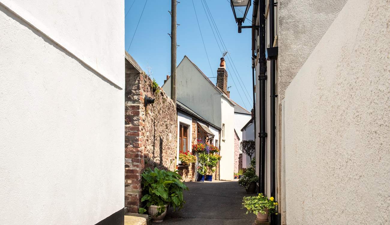 Kingsand, along with its adjoining village Cawsand, has delightful little streets and alleyways.