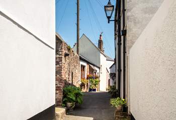 Kingsand, along with its adjoining village Cawsand, has delightful little streets and alleyways.