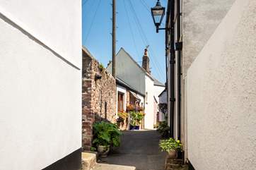 Kingsand, along with its adjoining village Cawsand, has delightful little streets and alleyways.