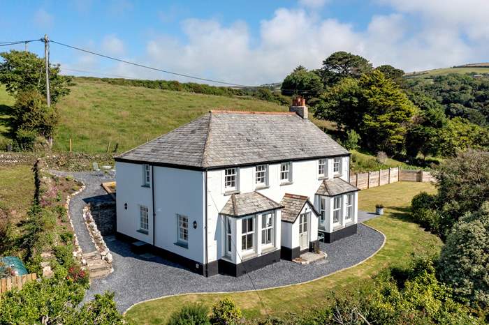 St Morwenna,Sleeps 8, 1.2 miles E of Tintagel