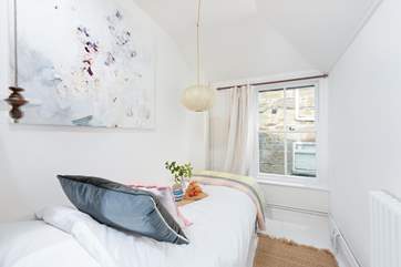 The pretty single bedroom.