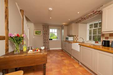 There's everything you could need in this kitchen.