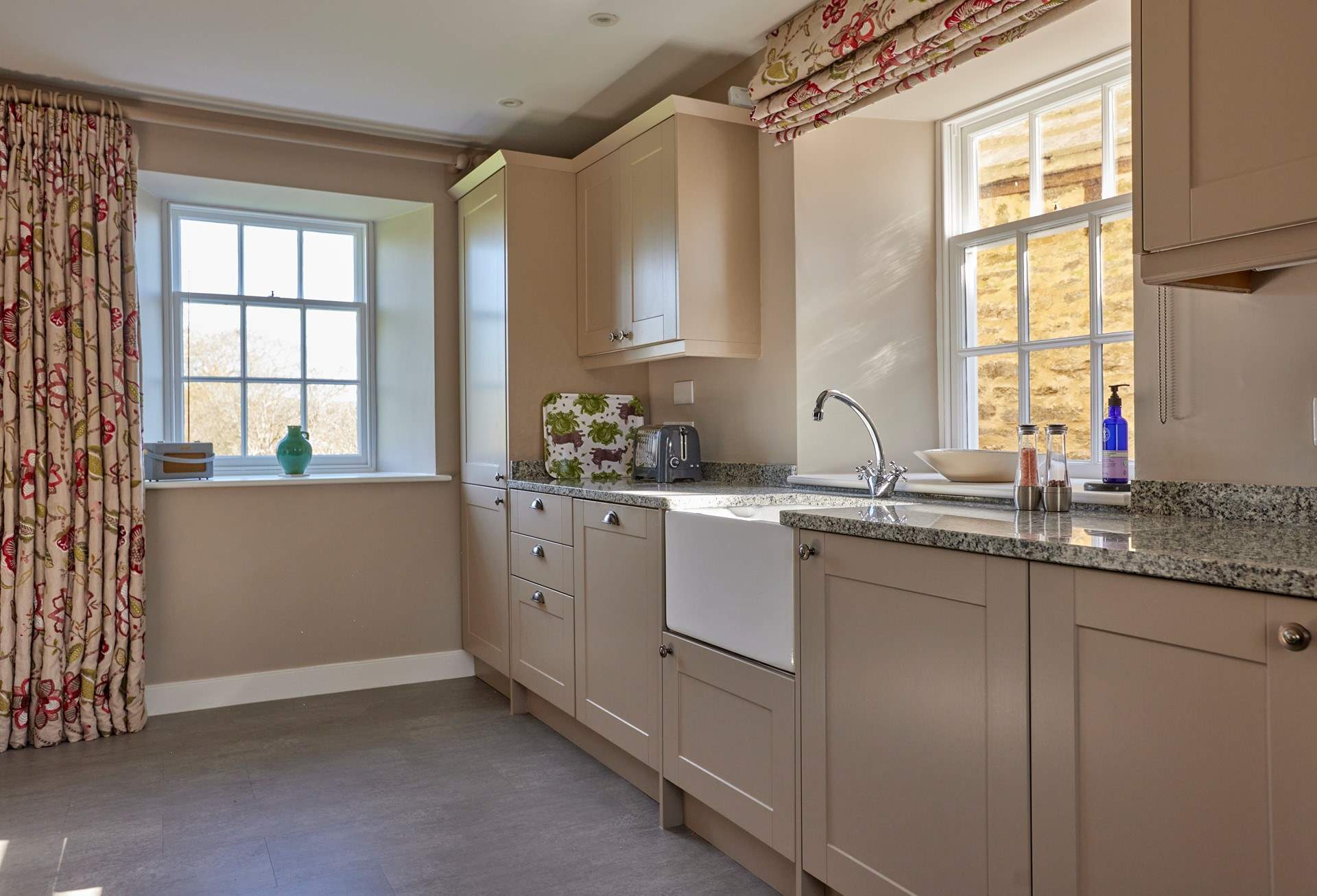 There's everything you could need in this kitchen.