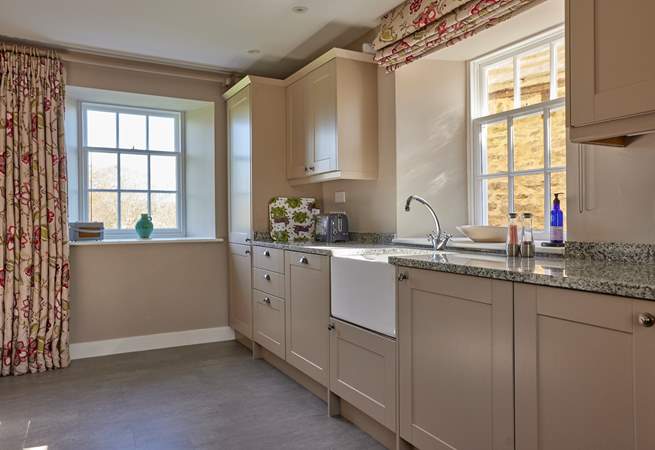 There's everything you could need in this kitchen.