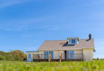 Large enclosed garden which children and dogs will love! Secluded, yet not remote. The sandy beach at Broad Haven is 5 minutes away, with good eateries, well stocked supermarket and delicious fish and chips from the Ocean Bar. 