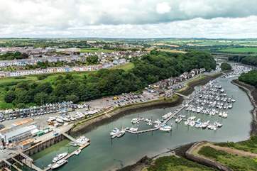 The cottage is in a fantastic location to explore all that Haven Waterway has to offer.
