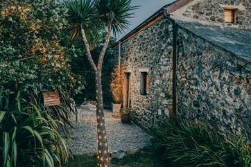 There are lovely twinkly solar lights which add to the romance at night.