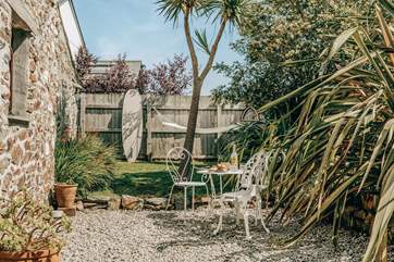 What a cute little spot for an al fresco breakfast.