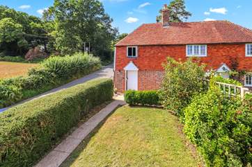 Holton Cottage is set in the High Weald Area of Outstanding Natural Beauty, a short walk from the village of Burwash.