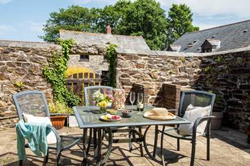Enjoy leisurely holiday meals on the terrace.