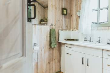 The en suite.
