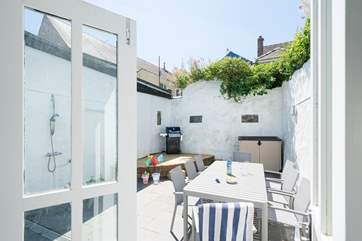 The sunny courtyard is equipped with a barbecue, outdoor shower and outdoor seating. Perfect for al fresco dining.