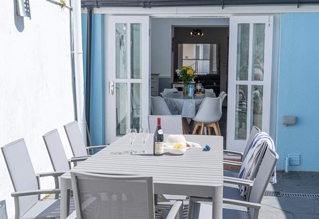 Al fresco dining in the sun after a day making the most of the beach, perfect.