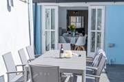 Al fresco dining in the sun after a day making the most of the beach, perfect.