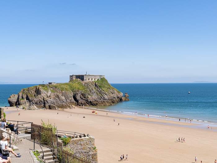 Sea Blue House, Sleeps 8 in Tenby