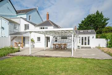 Welcome to The Gate, a ground floor newly renovated apartment situated in Freshwater Bay.