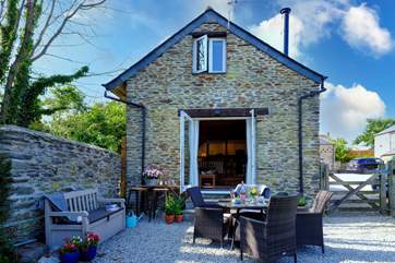 Sit out in the garden and enjoy an al fresco dinner.