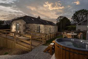 Dungarth is a reverse level cottage and has a wonderful wood-fired hot tub making the most of the views.