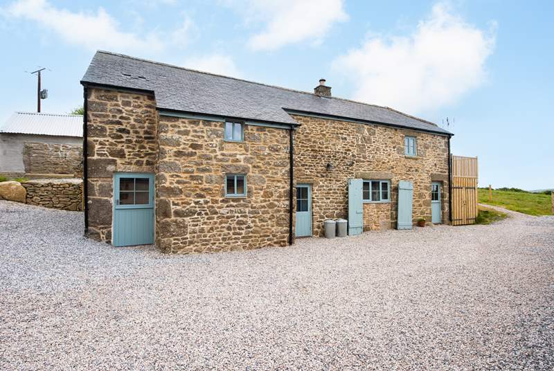 Dungarth is a reverse-level cottage located on a gentle working farm in the heart of the Cornish countryside.