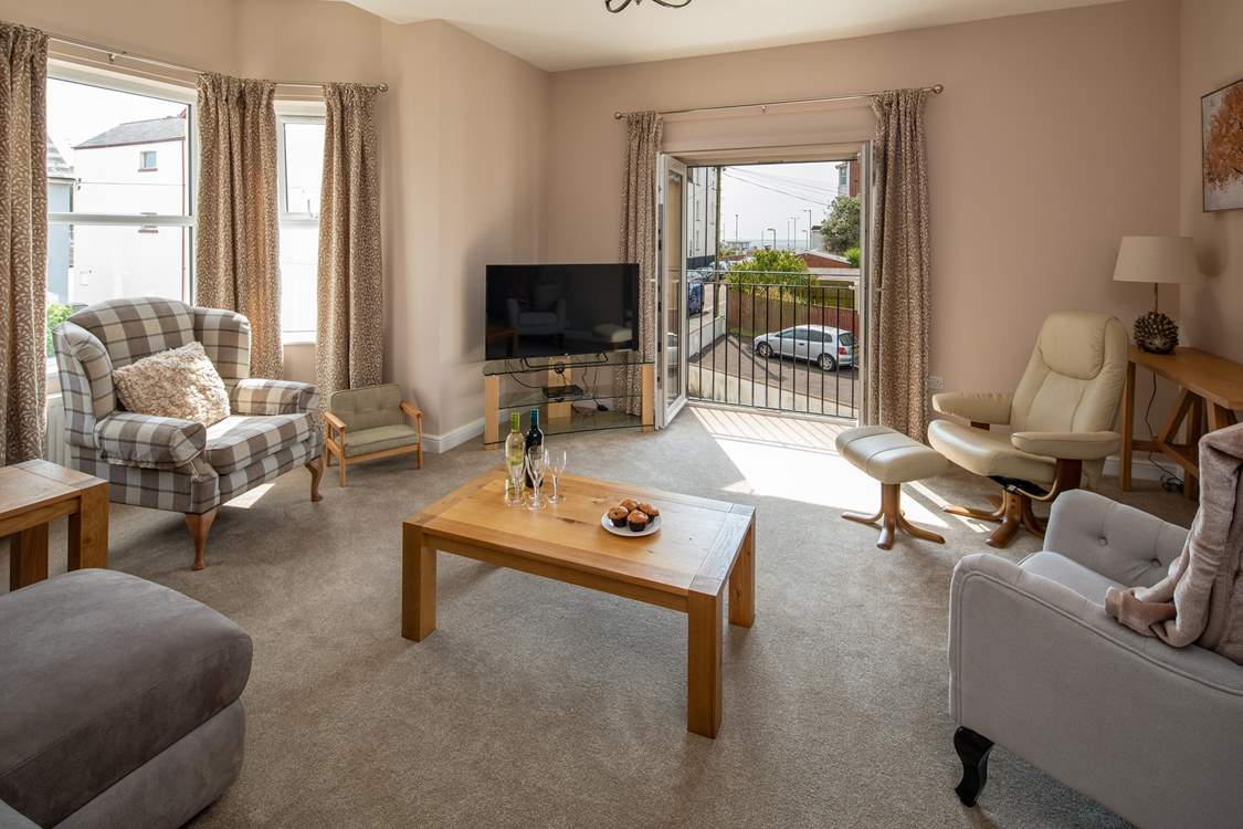 The relaxing sitting-room with super comfy chaise lounge sofa.