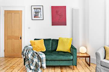Hoe Park House has some wonderful eye-catching artwork dotted around the house, one of the artists being local artist Derek Dickinson.