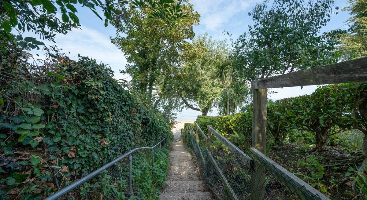 From Daisy Cottage the unmade lane leads you on foot to the stunning beach, just a few minutes away.