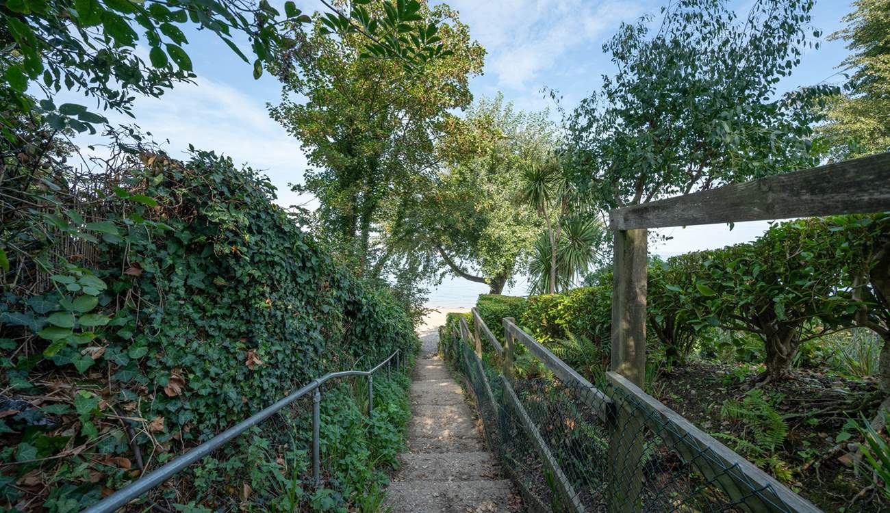 From Daisy Cottage the unmade lane leads you on foot to the stunning beach, just a few minutes away.