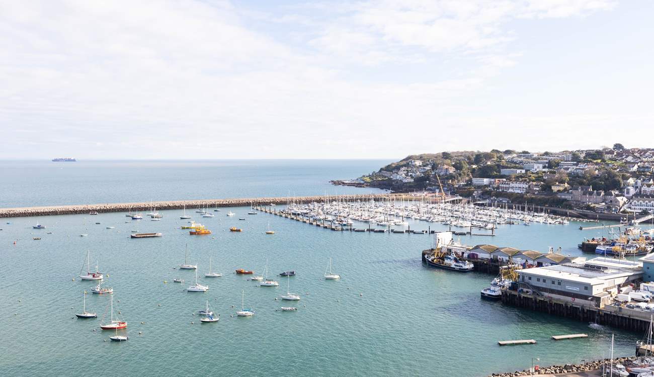 This elegant house boasts superior harbour and sea views from almost every room in the house.