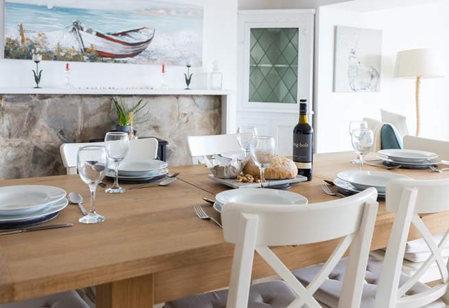 Feasting like kings at this spacious dining-table whilst planning tomorrow's adventures. Perfect!