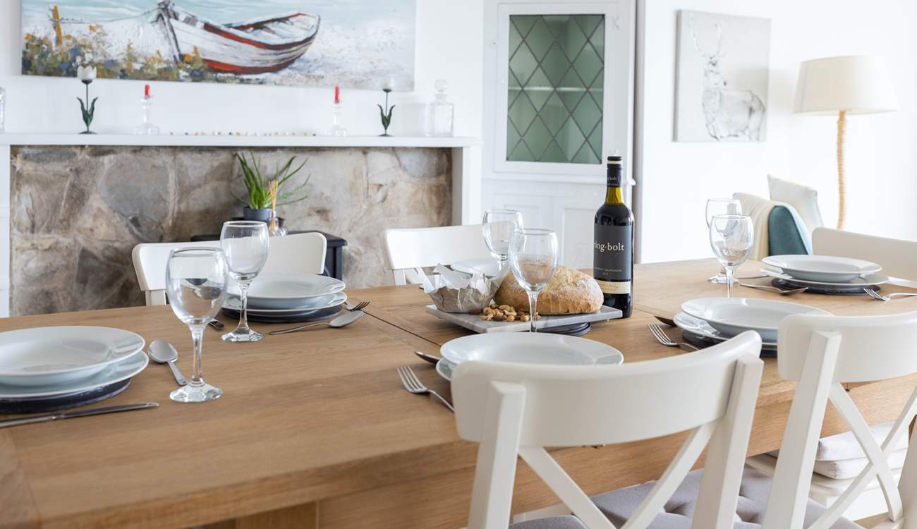 Feasting like kings at this spacious dining-table whilst planning tomorrow's adventures. Perfect!