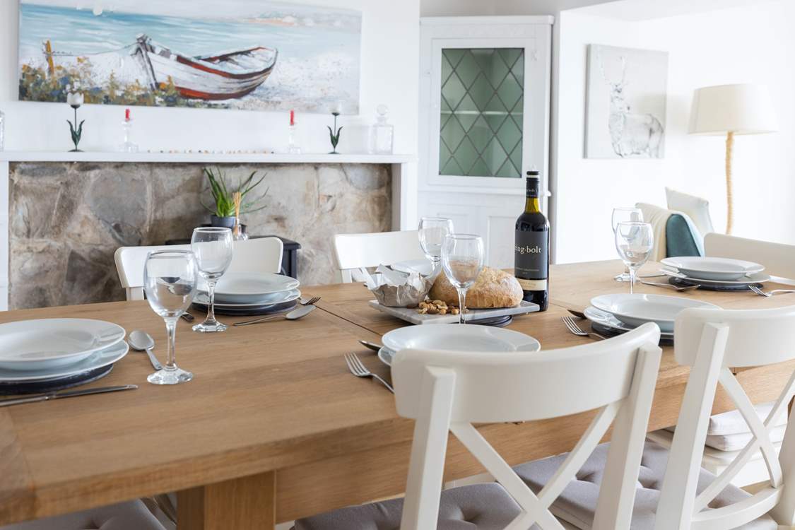Feasting like kings at this spacious dining-table whilst planning tomorrow's adventures. Perfect!